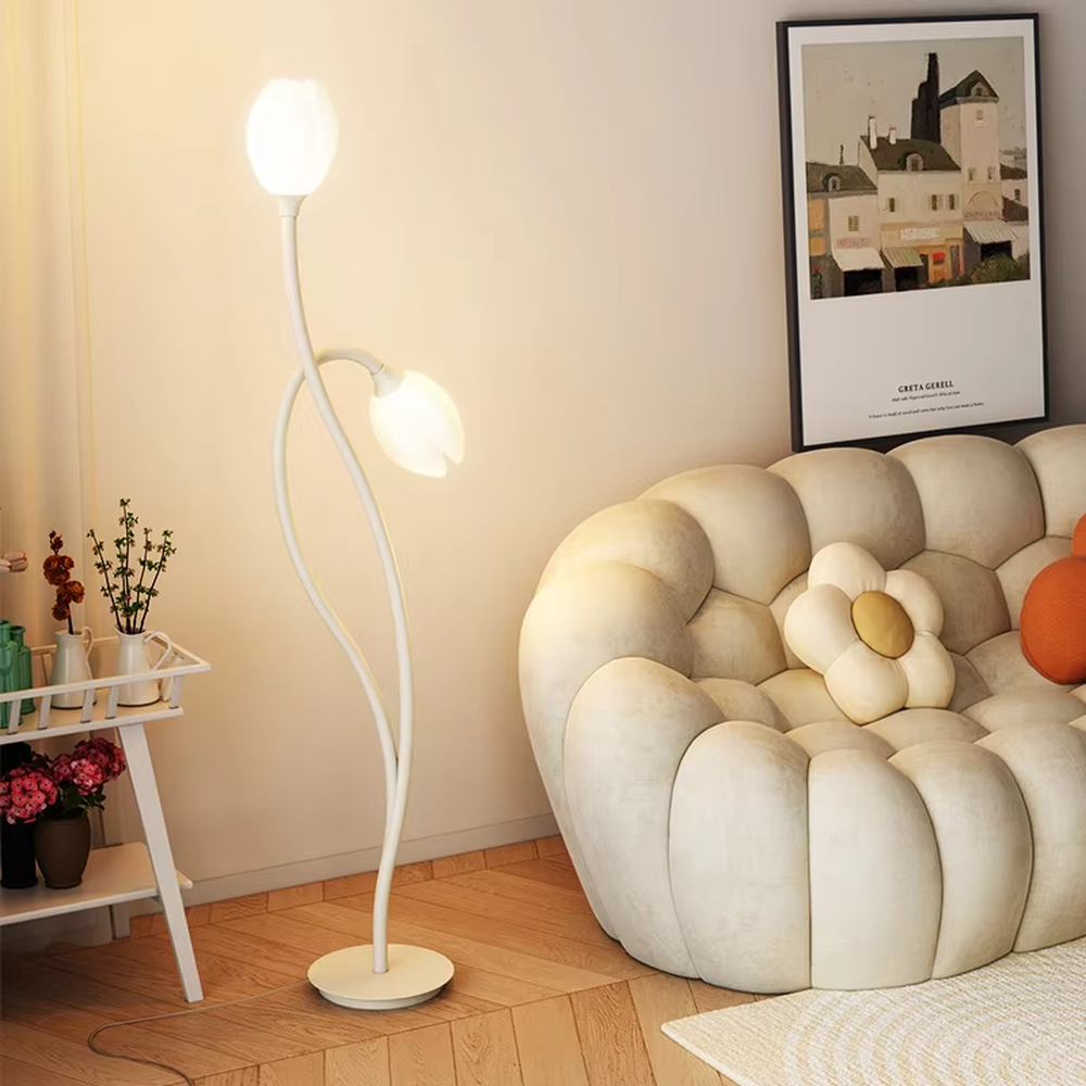 This is a modern warm-style white flower-shaped floor lamp, with white curved metal poles and double flower-shaped lampshades, featuring a minimalist and gentle design, warm style. It is used for space lighting and decoration, creating a warm and comfortable atmosphere. Suitable for modern minimalist living rooms, bedroom corners, Nordic-style homes and other places.