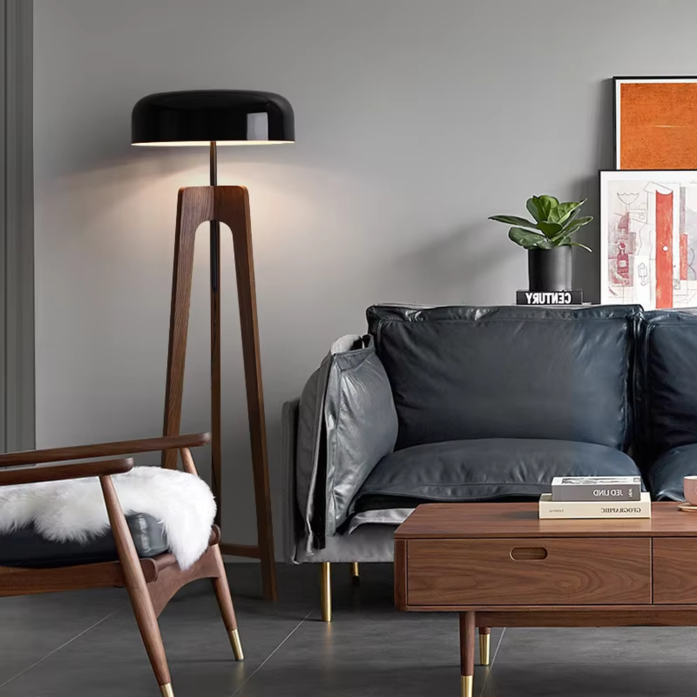 This is a modern retro-style wooden floor lamp, with a dark wooden tripod stand and a black dome lampshade, featuring a minimalist retro design with high-quality texture. It is used for space lighting and decoration, creating a warm retro modern atmosphere. It is suitable for modern retro-style home living rooms, designer studios, leisure reading areas and other places.