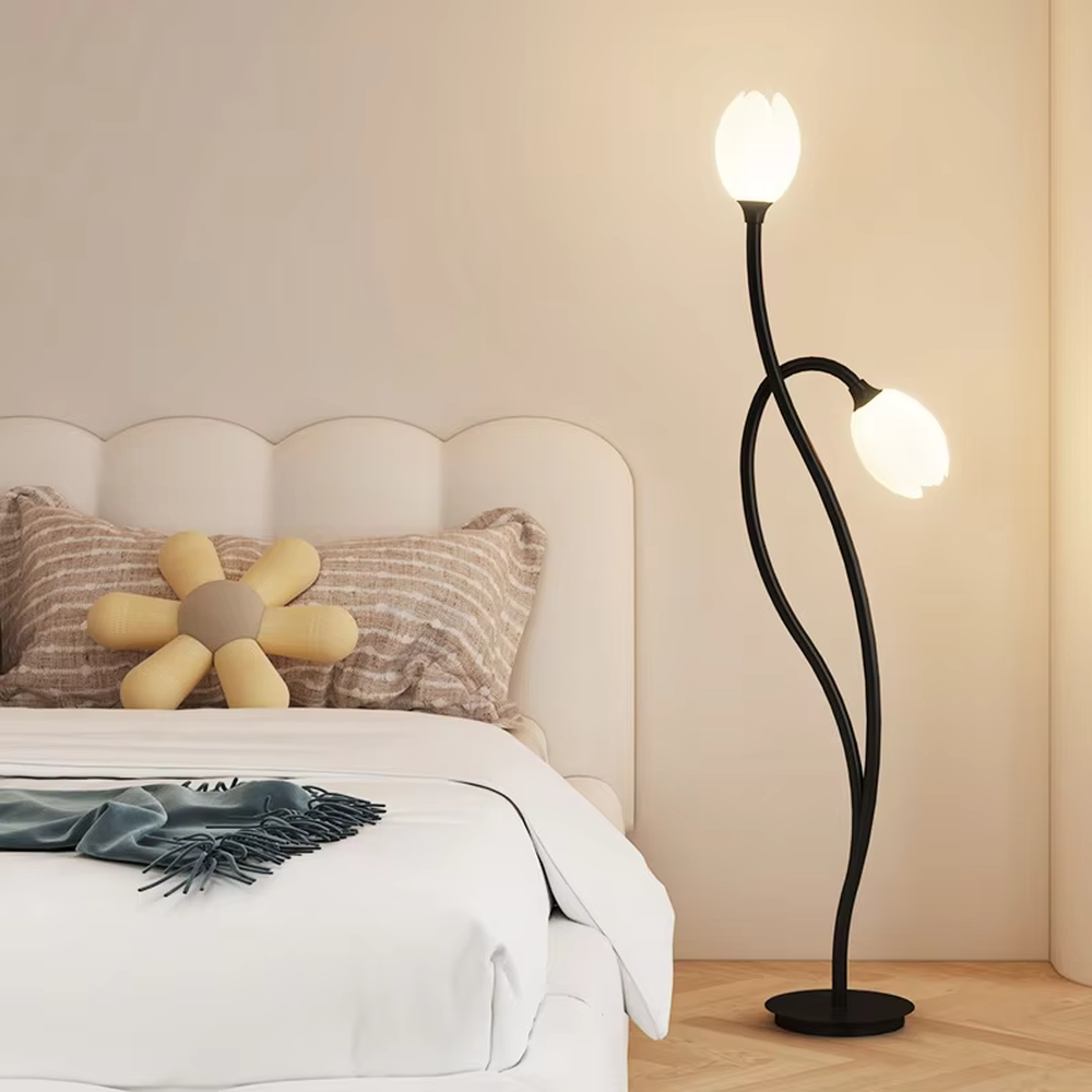 This is a modern warm-style white flower-shaped floor lamp, with white curved metal poles and double flower-shaped lampshades, featuring a minimalist and gentle design, warm style. It is used for space lighting and decoration, creating a warm and comfortable atmosphere. Suitable for modern minimalist living rooms, bedroom corners, Nordic-style homes and other places.