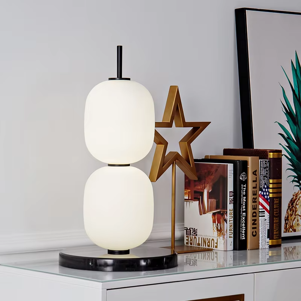 This is a modern minimalist multi-layer spherical glass floor lamp, with a black base and multiple white spherical glass lampshades stacked vertically. It features a minimalist and grand design, with soft and uniform lighting. It is used for space ambient lighting and decoration, creating a modern minimalist and warm atmosphere. Suitable for modern minimalist living rooms, Nordic-style homes, art studios and other places.