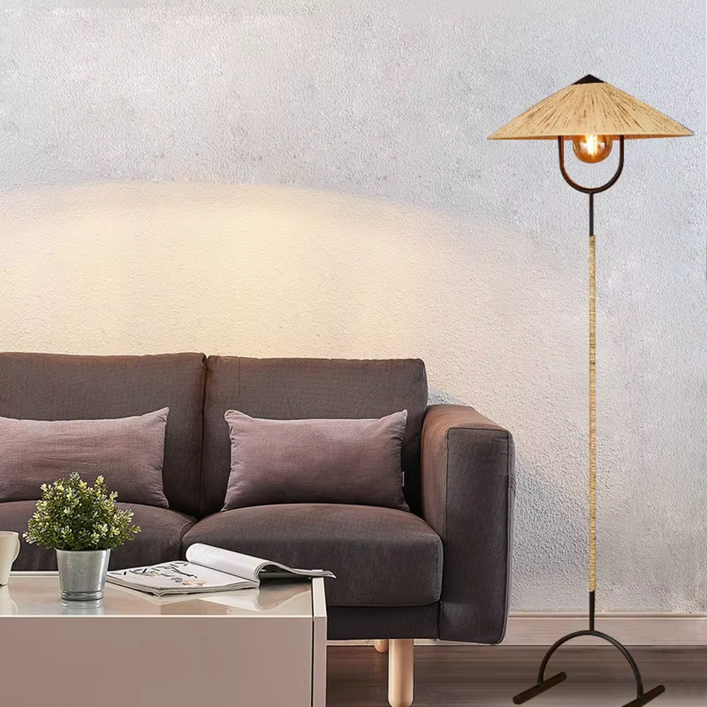 This is a retro-style woven floor lamp, with a black metal stand (curved base) and a woven-textured conical lampshade, featuring a retro bulb design, natural retro style and unique texture. It is used for space lighting and decoration, creating a warm retro natural atmosphere. It is suitable for retro-style home living rooms, leisure areas, art studios and other places.