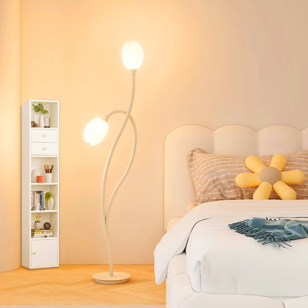 This is a modern warm-style white flower-shaped floor lamp, with white curved metal poles and double flower-shaped lampshades, featuring a minimalist and gentle design, warm style. It is used for space lighting and decoration, creating a warm and comfortable atmosphere. Suitable for modern minimalist living rooms, bedroom corners, Nordic-style homes and other places.