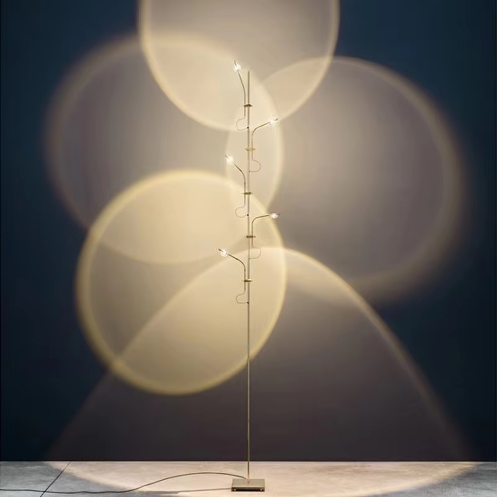 This is a modern artistic multi-circular light and shadow floor lamp, with a metal branch-like structure and multiple circular light-emitting panels. The light projects circular light and shadow with yellow edges, featuring a strong sense of modern art and light-shadow hierarchy. It is used for space lighting and decoration, creating a warm and artistic atmosphere. Suitable for modern bedrooms, artistic living rooms, designer studios and other places.