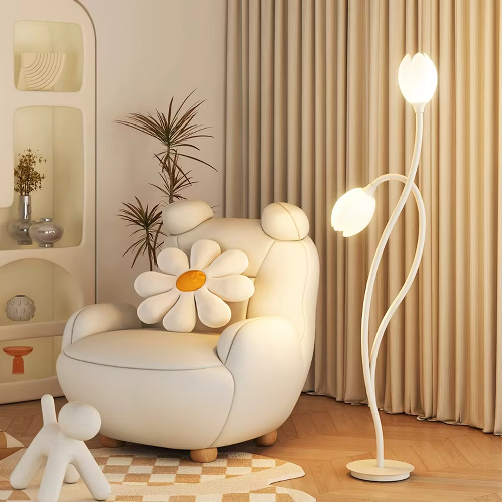 This is a modern warm-style white flower-shaped floor lamp, with white curved metal poles and double flower-shaped lampshades, featuring a minimalist and gentle design, warm style. It is used for space lighting and decoration, creating a warm and comfortable atmosphere. Suitable for modern minimalist living rooms, bedroom corners, Nordic-style homes and other places.