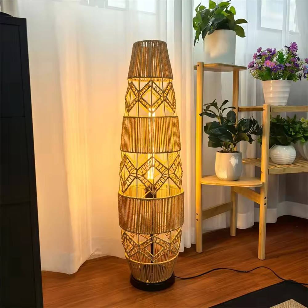 This is a natural retro-style rattan floor lamp, with a multi-layer geometric woven rattan structure, featuring a natural artistic sense and warm rustic texture. It is used for space lighting and decoration, creating a natural and warm retro atmosphere. It is suitable for natural-style home living rooms, homestay leisure areas, Southeast Asian-style restaurants and other places.