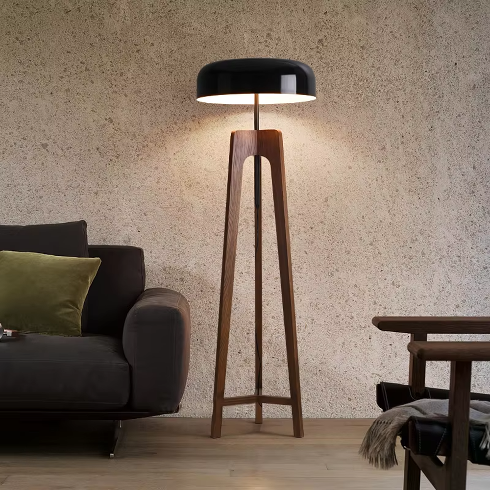 This is a modern retro-style wooden floor lamp, with a dark wooden tripod stand and a black dome lampshade, featuring a minimalist retro design with high-quality texture. It is used for space lighting and decoration, creating a warm retro modern atmosphere. It is suitable for modern retro-style home living rooms, designer studios, leisure reading areas and other places.