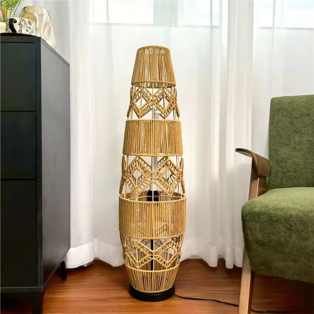 This is a natural retro-style rattan floor lamp, with a multi-layer geometric woven rattan structure, featuring a natural artistic sense and warm rustic texture. It is used for space lighting and decoration, creating a natural and warm retro atmosphere. It is suitable for natural-style home living rooms, homestay leisure areas, Southeast Asian-style restaurants and other places.