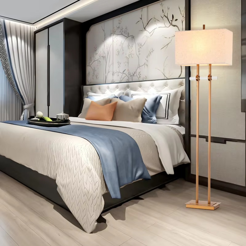 This is a modern minimalist metal double-pole floor lamp, with golden metal double poles and a beige fabric square lampshade, featuring a minimalist and grand design, modern style. It is used for space lighting and decoration, creating a minimalist and warm atmosphere. It is suitable for modern minimalist home bedrooms, living room corners, studies and other places.