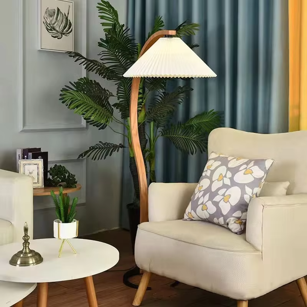 Vintage-style curved wooden red pleated floor lamp, red fabric pleated lampshade + light-colored wooden curved lamp pole + black base, soft and warm lighting, creating a vintage elegant atmosphere.