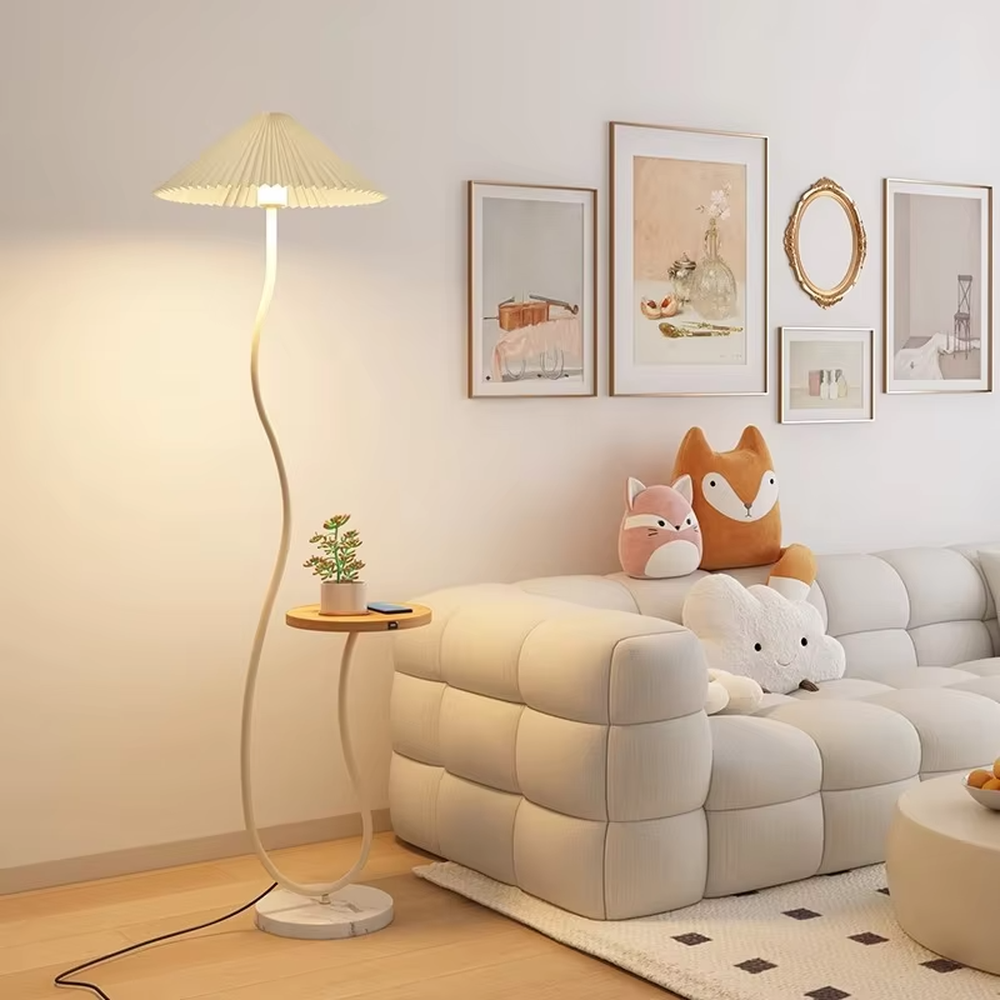 This is a warm minimalist curved floor lamp, equipped with a pleated lampshade, marble base and small side table. The lamp pole has a soft curved shape, and the lighting is soft and warm, with both lighting and storage functions.