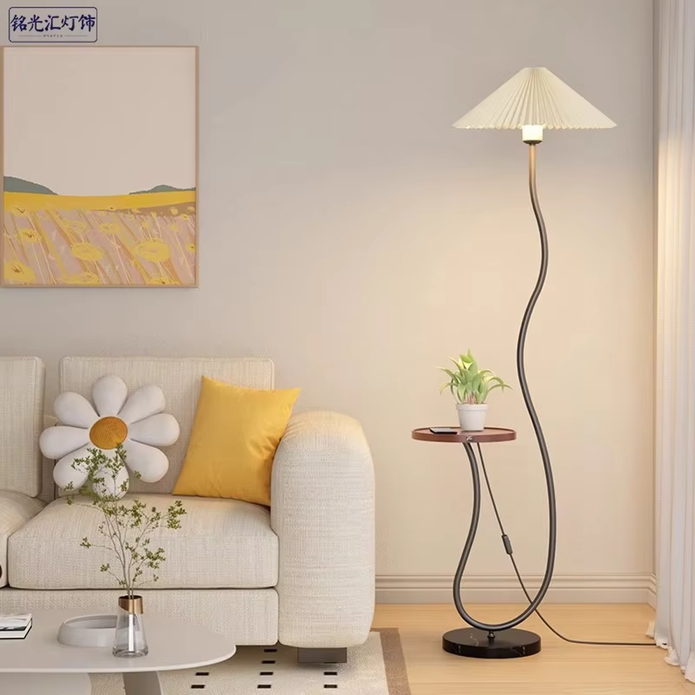 This is a warm minimalist curved floor lamp, equipped with a pleated lampshade, marble base and small side table. The lamp pole has a soft curved shape, and the lighting is soft and warm, with both lighting and storage functions.