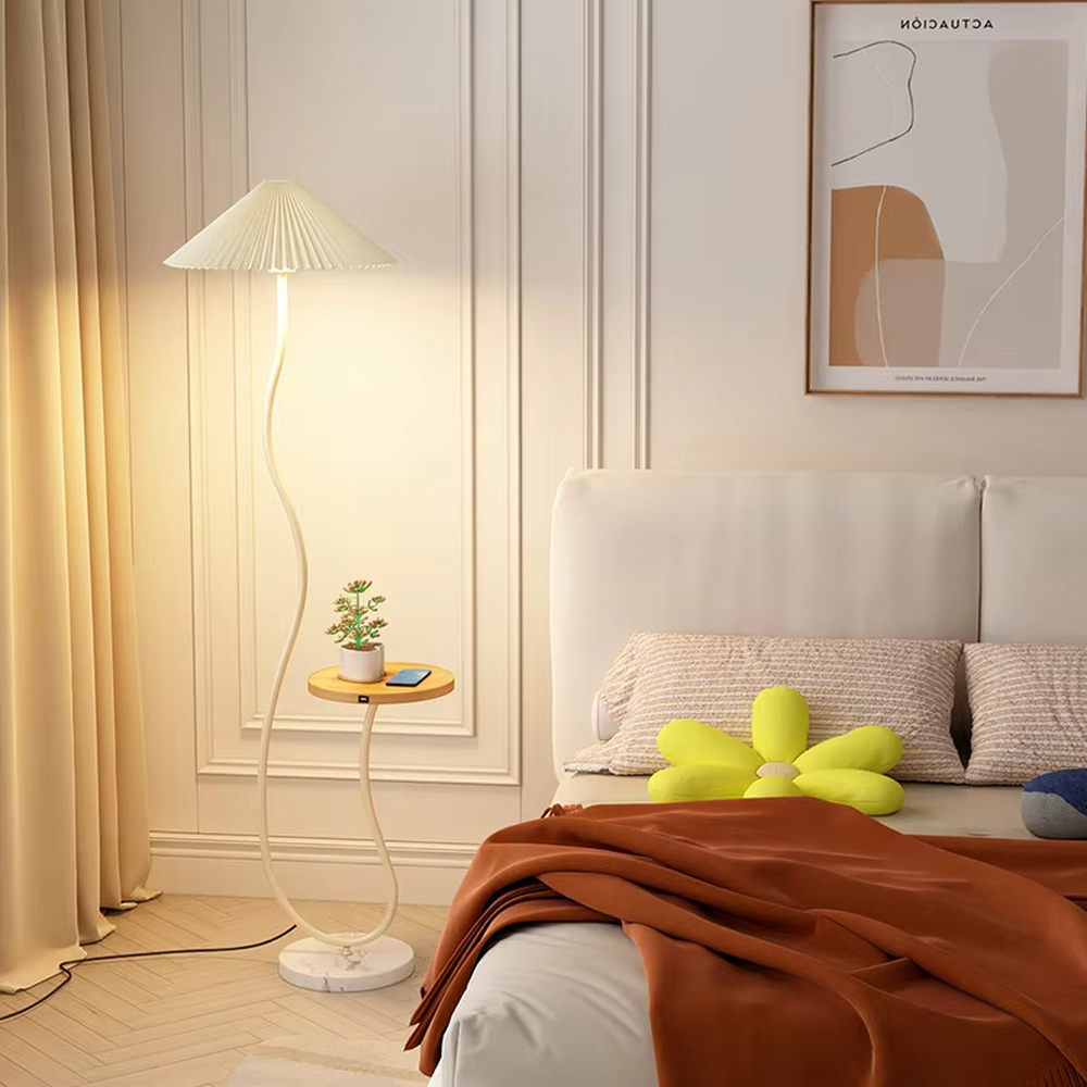 This is a warm minimalist curved floor lamp, equipped with a pleated lampshade, marble base and small side table. The lamp pole has a soft curved shape, and the lighting is soft and warm, with both lighting and storage functions.