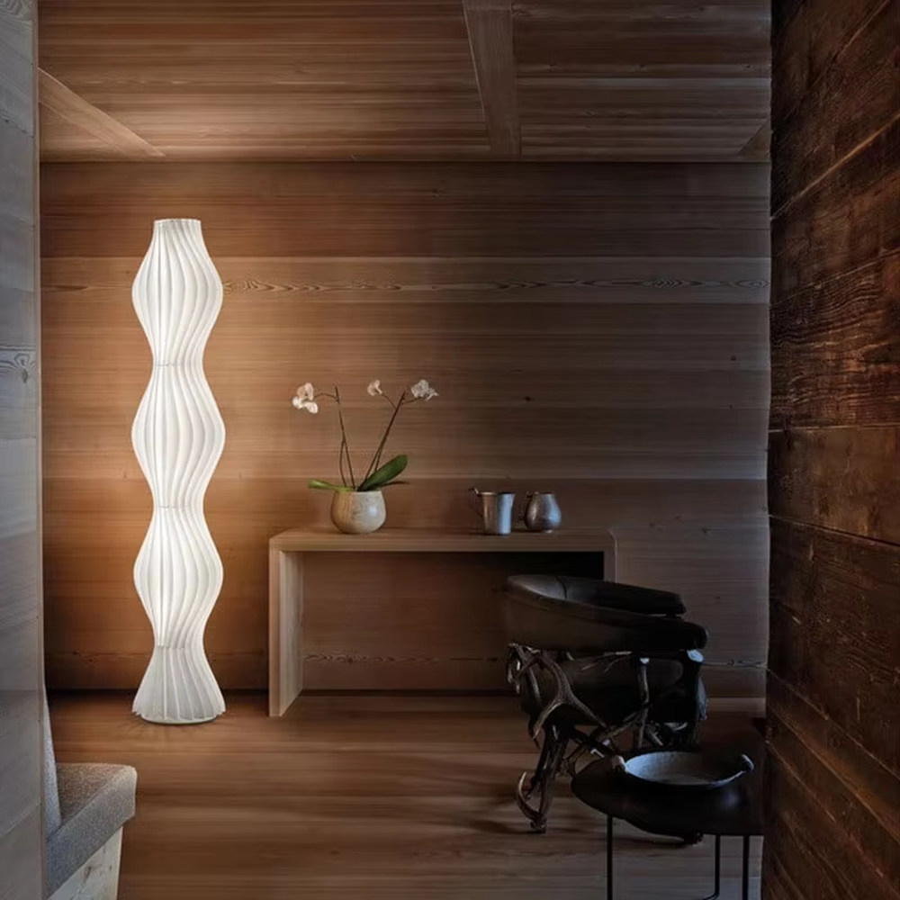 This is a modern artistic wave-patterned floor lamp, made of striped pleated material to create a multi-layer wave shape. The light-colored appearance is simple and flexible, and the light through the material is soft and hazy. It is used for space lighting and decoration to create a modern artistic atmosphere. Suitable for modern-style living rooms, art exhibition halls, high-end homestays and other places.