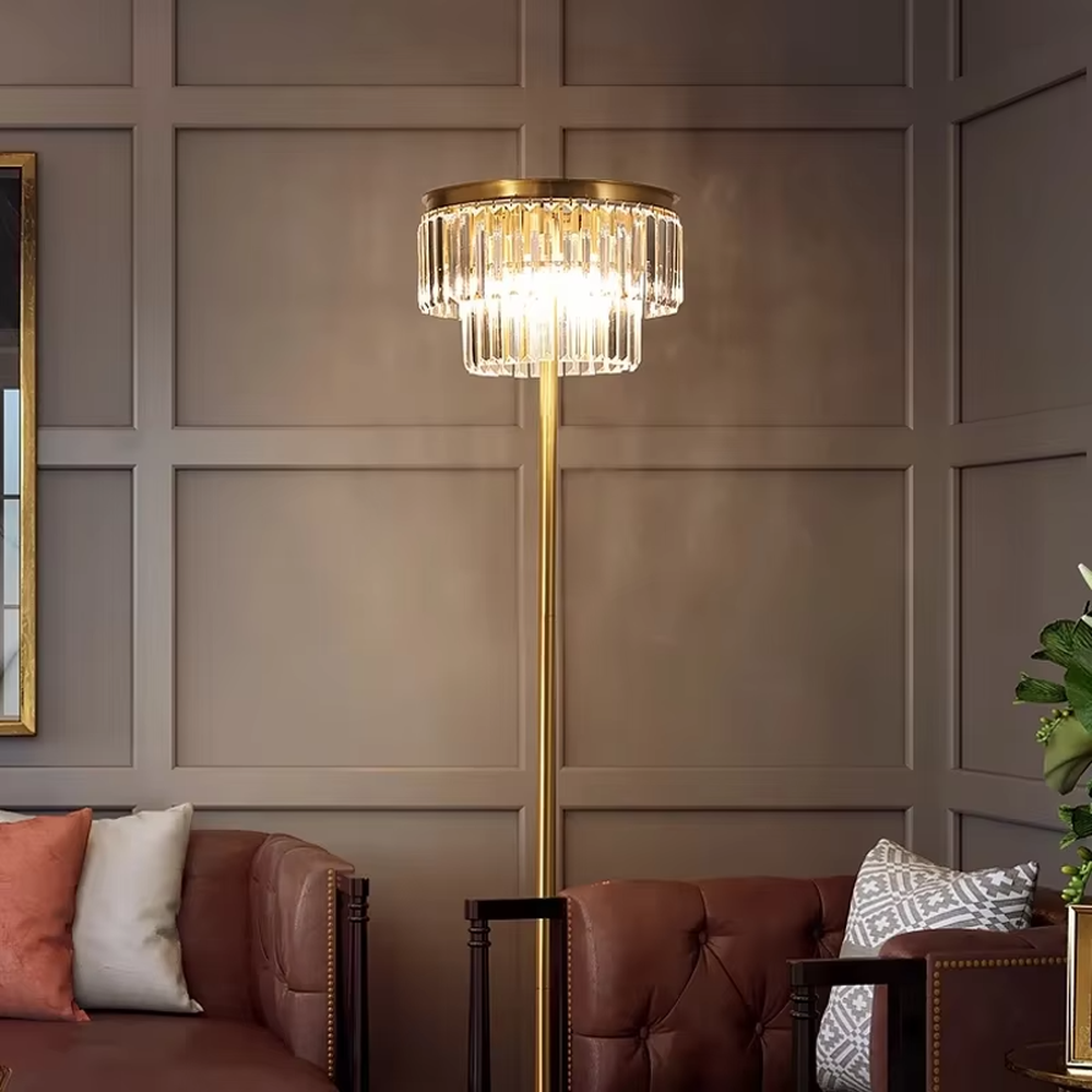 This is a light luxury luxurious crystal ring floor lamp, with a golden metal pole paired with a circular transparent crystal lampshade. The design is exquisite and grand, with brilliant and soft lighting, creating a high-end light luxury atmosphere.