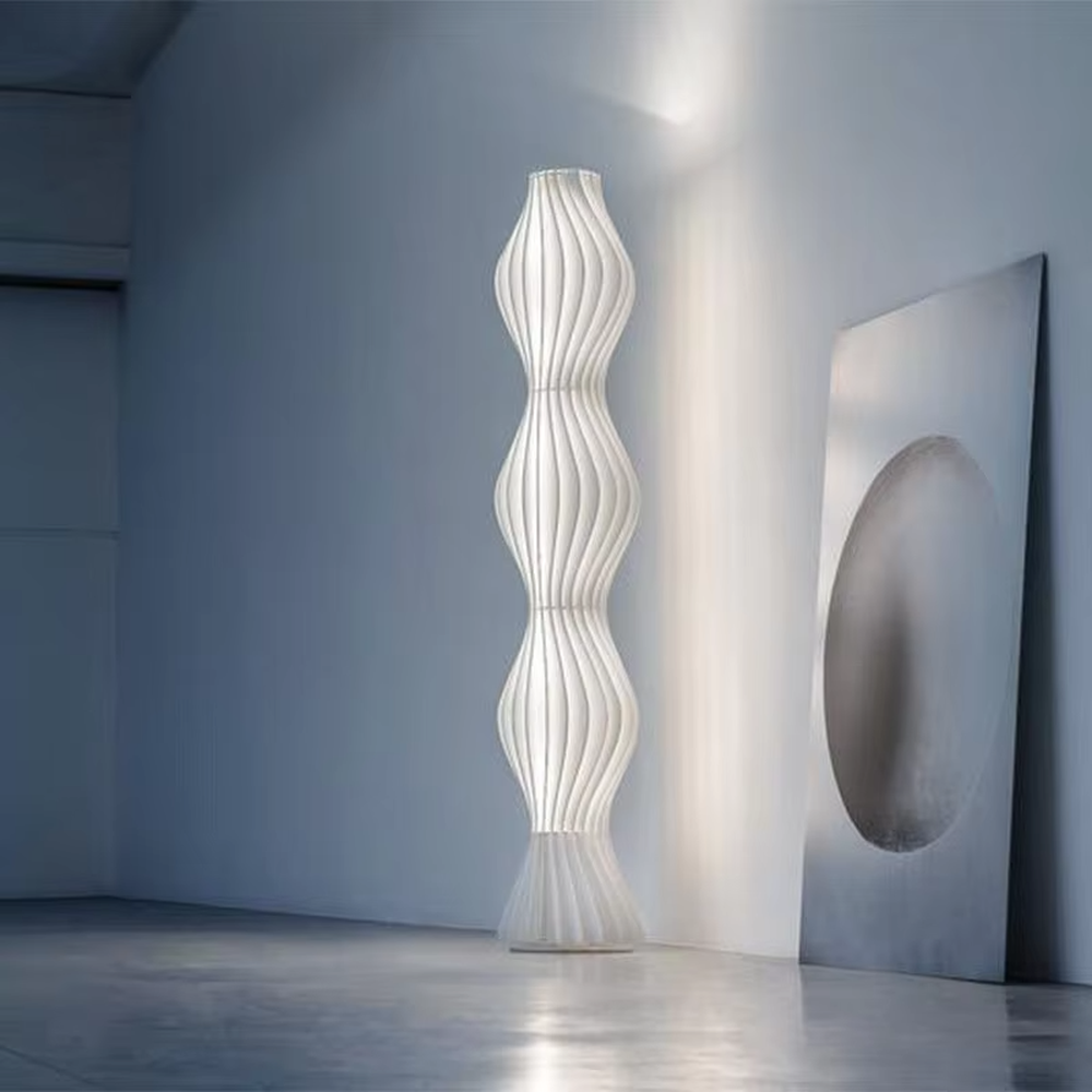 This is a modern artistic wave-patterned floor lamp, made of striped pleated material to create a multi-layer wave shape. The light-colored appearance is simple and flexible, and the light through the material is soft and hazy. It is used for space lighting and decoration to create a modern artistic atmosphere. Suitable for modern-style living rooms, art exhibition halls, high-end homestays and other places.