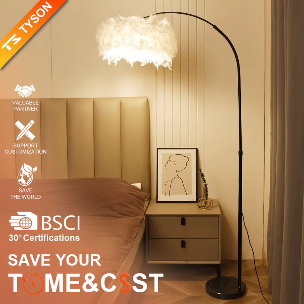 This is a warm romantic-style curved feather floor lamp, with a black curved lamp pole paired with a white feather lampshade and a black disc base. The lighting is soft and warm, creating a comfortable romantic space atmosphere.