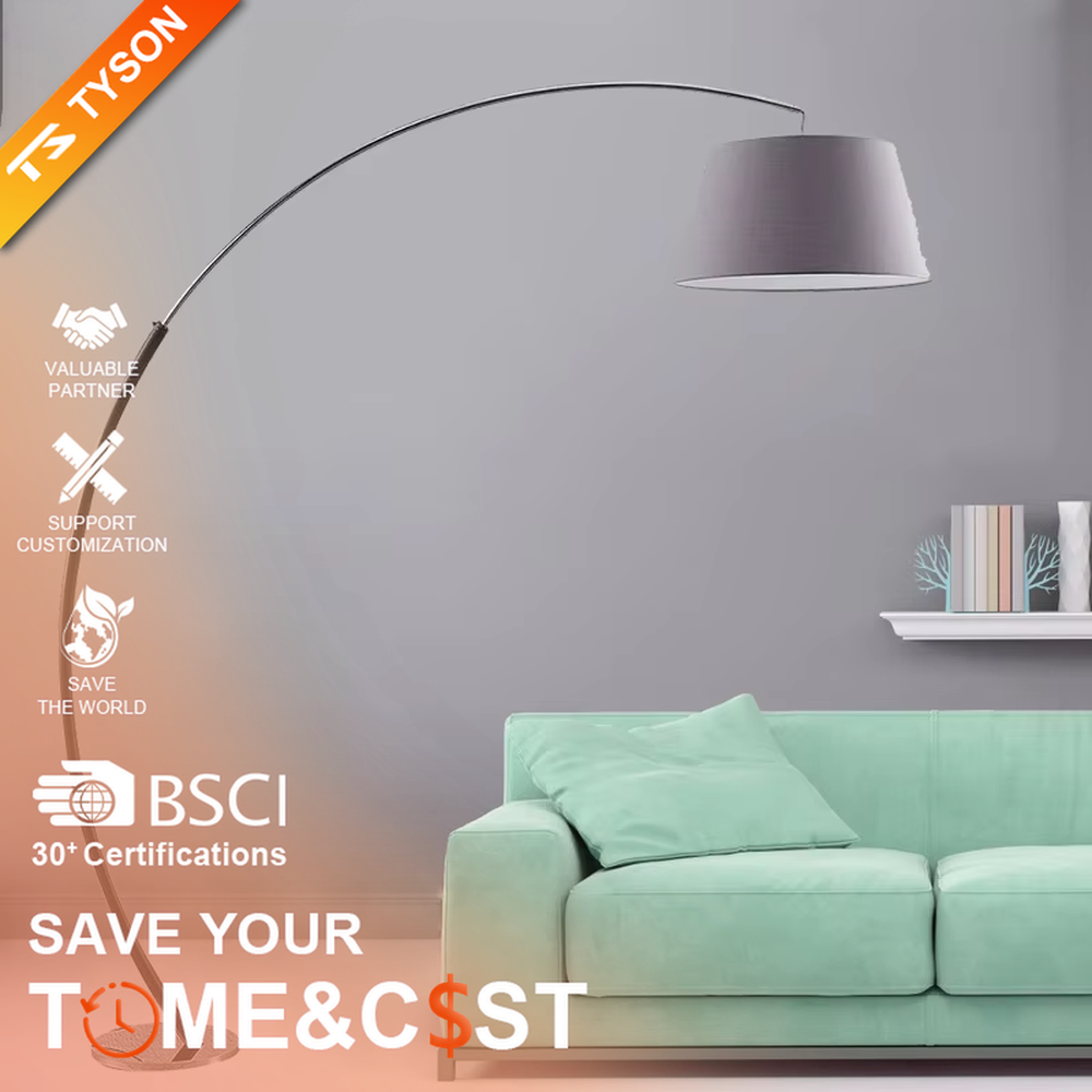 This is a modern minimalist curved floor lamp, with a black curved lamp pole paired with a light purple fabric lampshade and a silver textured disc base. The lighting is soft and warm, creating a minimalist comfortable atmosphere.