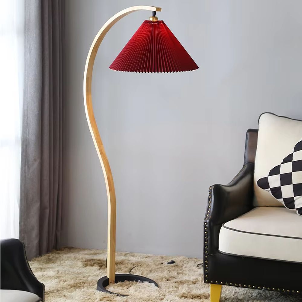 Vintage-style curved wooden red pleated floor lamp, red fabric pleated lampshade + light-colored wooden curved lamp pole + black base, soft and warm lighting, creating a vintage elegant atmosphere.