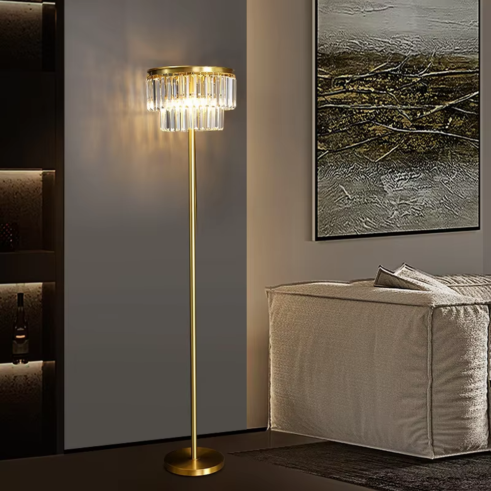 This is a light luxury luxurious crystal ring floor lamp, with a golden metal pole paired with a circular transparent crystal lampshade. The design is exquisite and grand, with brilliant and soft lighting, creating a high-end light luxury atmosphere.