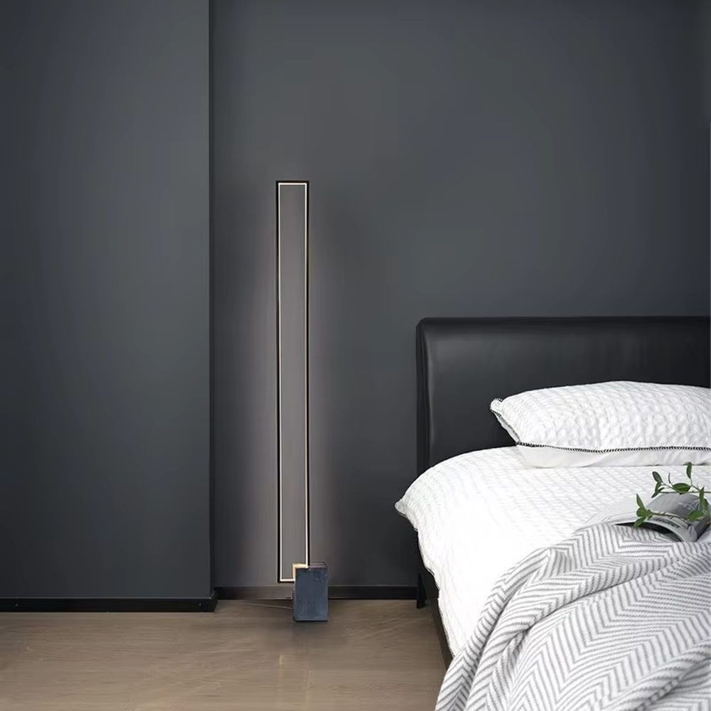 This is a modern minimalist long strip floor lamp, featuring a black frame paired with an embedded long strip light strip. The design has concise and high-end lines, with soft and uniform lighting. It is used for space lighting and decoration to create a modern minimalist atmosphere. Suitable for modern-style living rooms, minimalist bedrooms, high-end apartments and other places.
