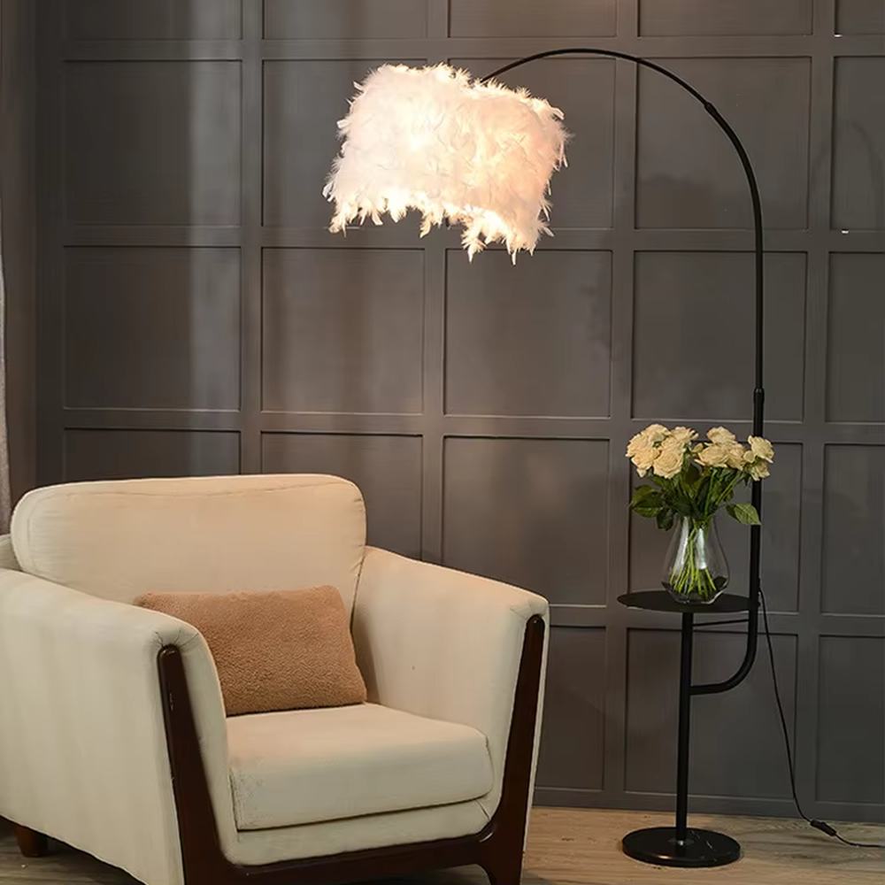 Warm romantic-style white curved feather floor lamp with a small round storage table, white feather lampshade + white lamp pole + round base, soft and warm lighting, creating a comfortable romantic space atmosphere.