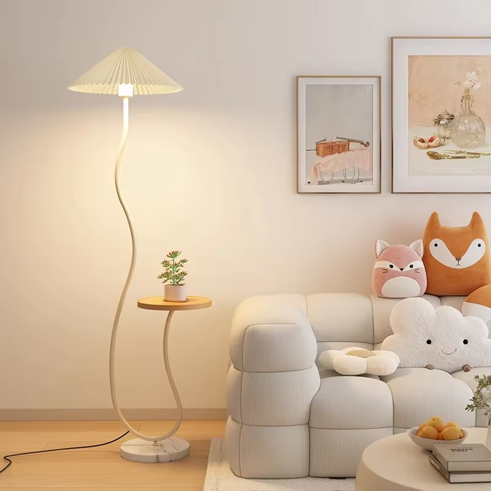 This is a warm minimalist curved floor lamp, equipped with a pleated lampshade, marble base and small side table. The lamp pole has a soft curved shape, and the lighting is soft and warm, with both lighting and storage functions.