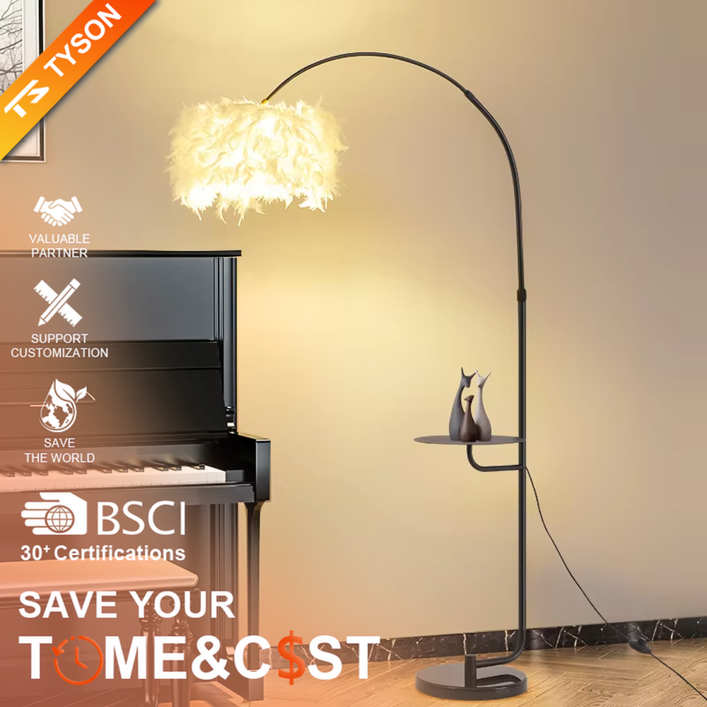 This is a warm romantic-style curved feather floor lamp, with a black curved lamp pole paired with a white feather lampshade, and a small tray (for storage). The lighting is soft and warm, creating a comfortable romantic atmosphere.