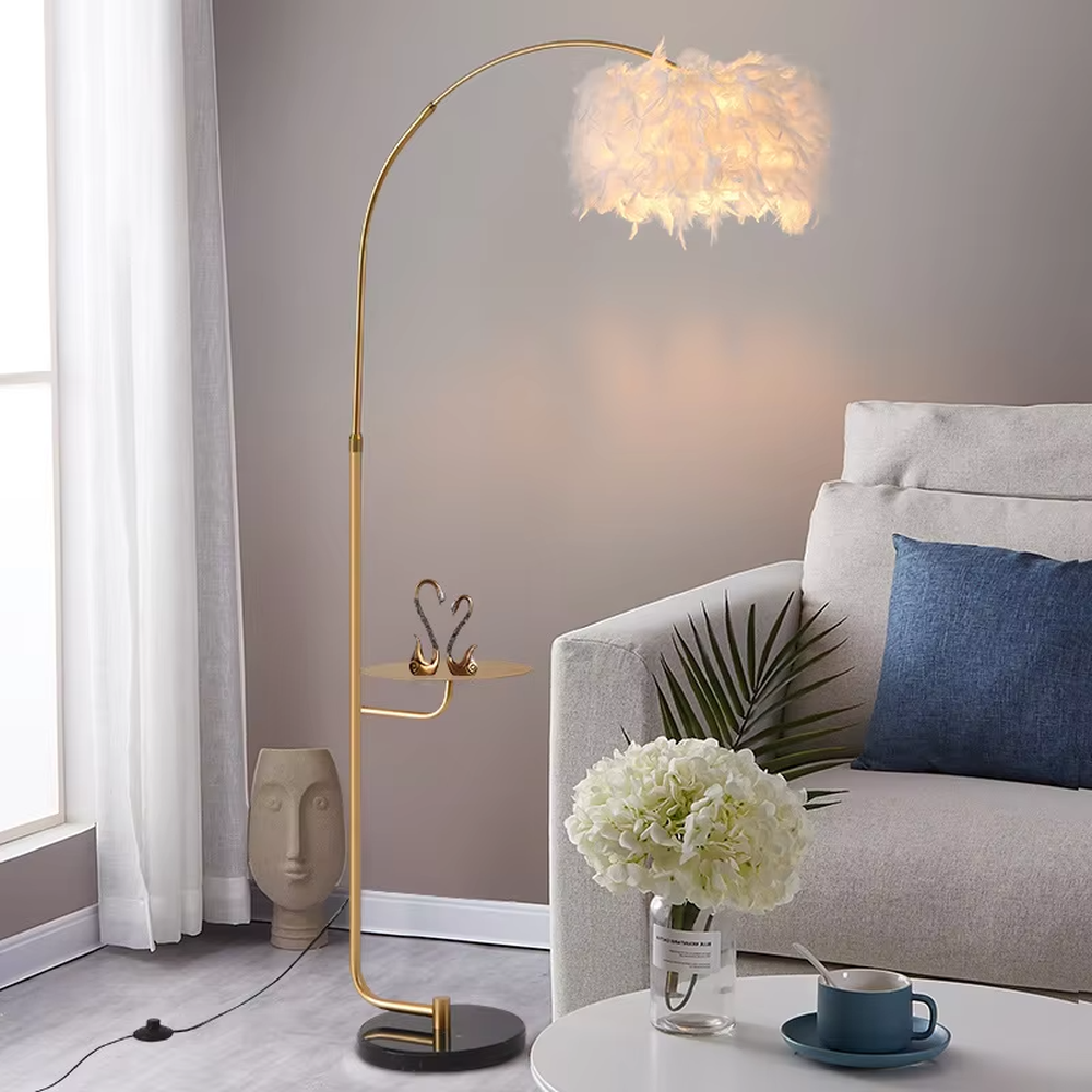 Light luxury golden curved stand feather lampshade floor lamp (with small side table), soft warm feather lampshade + golden metal stand + storage small table, soft hazy light, creating a warm healing home atmosphere.