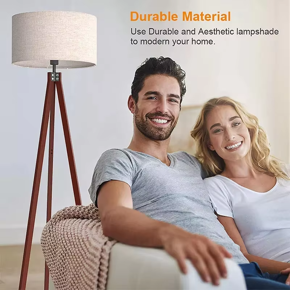 Minimalist natural-style wooden tripod floor lamp, beige fabric lampshade + metal connectors, soft and warm lighting, creating a comfortable leisure atmosphere.