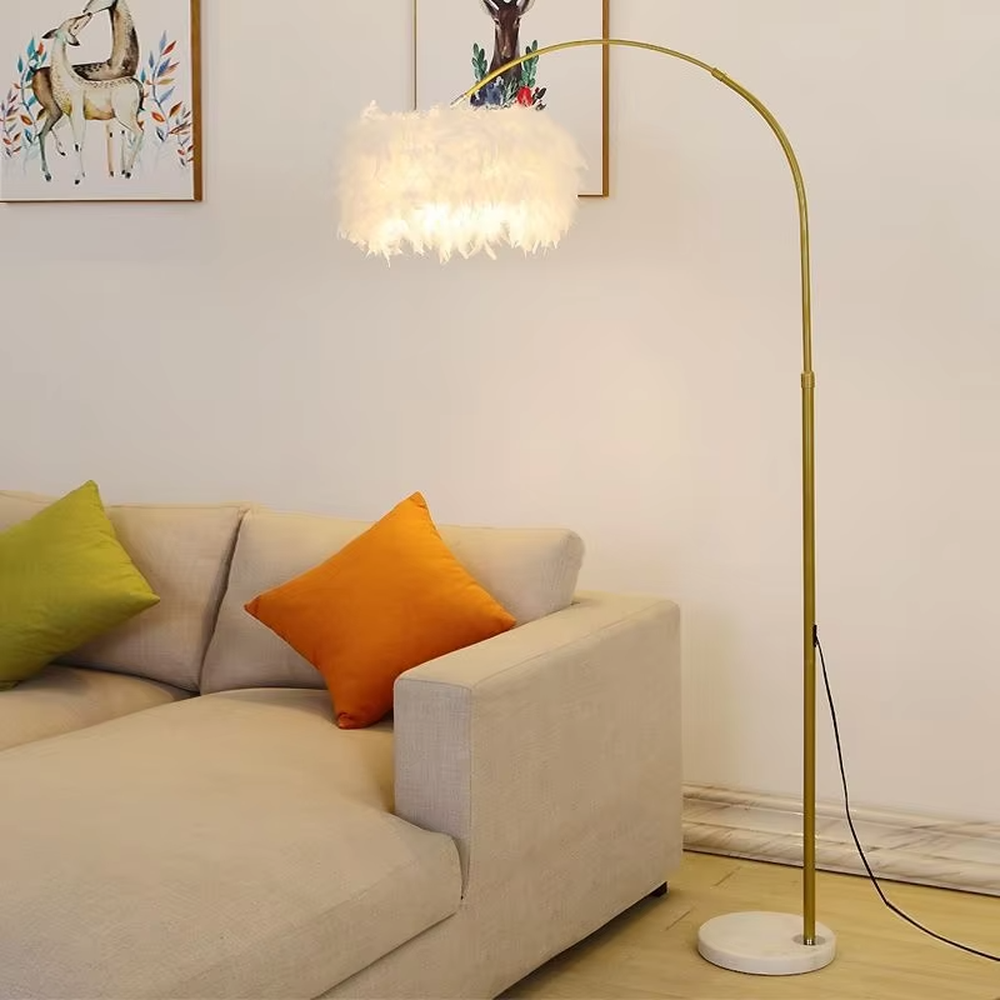 Warm healing black metal curved white feather lampshade floor lamp, black metal stand + fluffy white feather lampshade + stable black round base, soft hazy light, creating a warm healing home atmosphere.