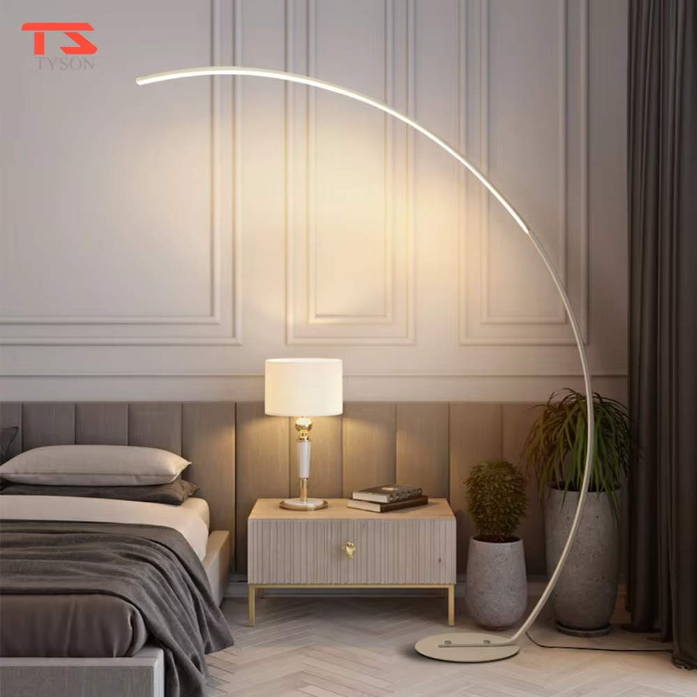 Modern minimalist black metal curved strip LED floor lamp, black metal curved stand + strip LED lamp body + soft warm light, creating a simple high-end home atmosphere.