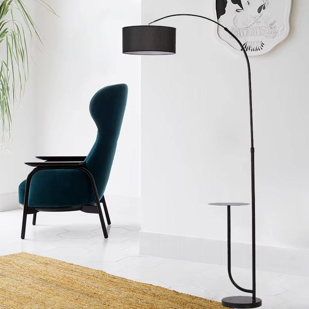 Minimalist black metal curved floor lamp with side table, black metal stand + black fabric lampshade + matching small side table, soft light, creating a minimalist high-end home atmosphere.