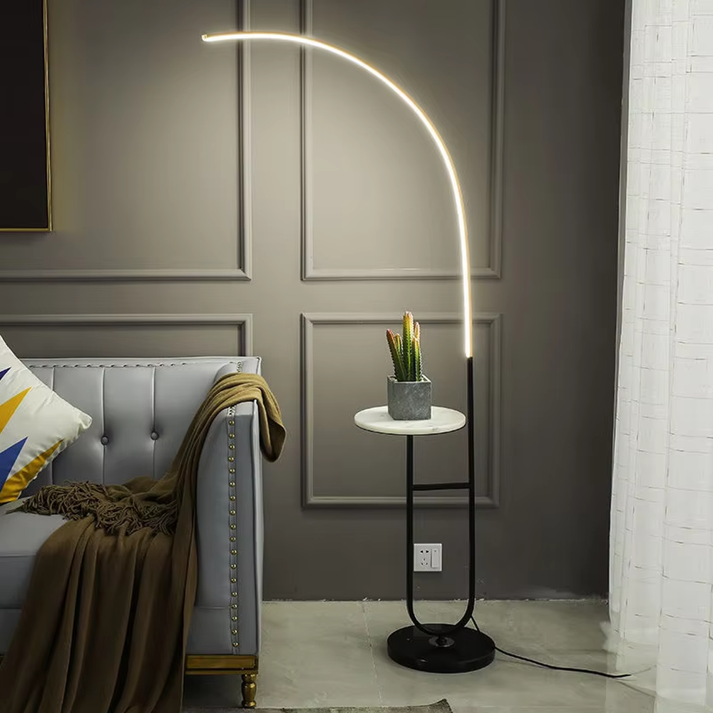 Modern curved LED strip floor lamp with side table, black metal stand + round small side table, warm light curved strip, creating a minimalist high-end atmosphere.