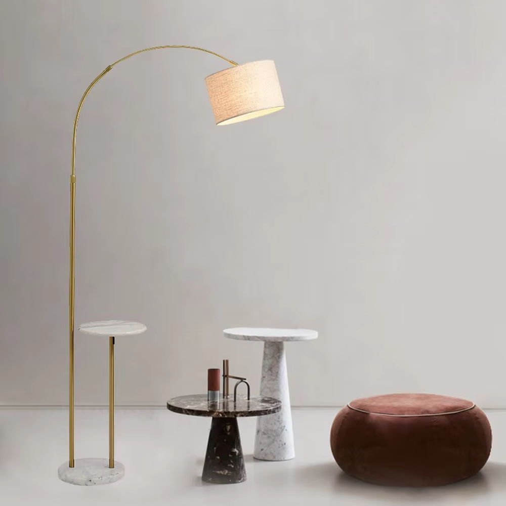 Vintage light luxury black metal curved floor lamp with side table, black metal stand + brown fabric lampshade + wooden small side table, soft warm light, creating a vintage elegant home atmosphere.