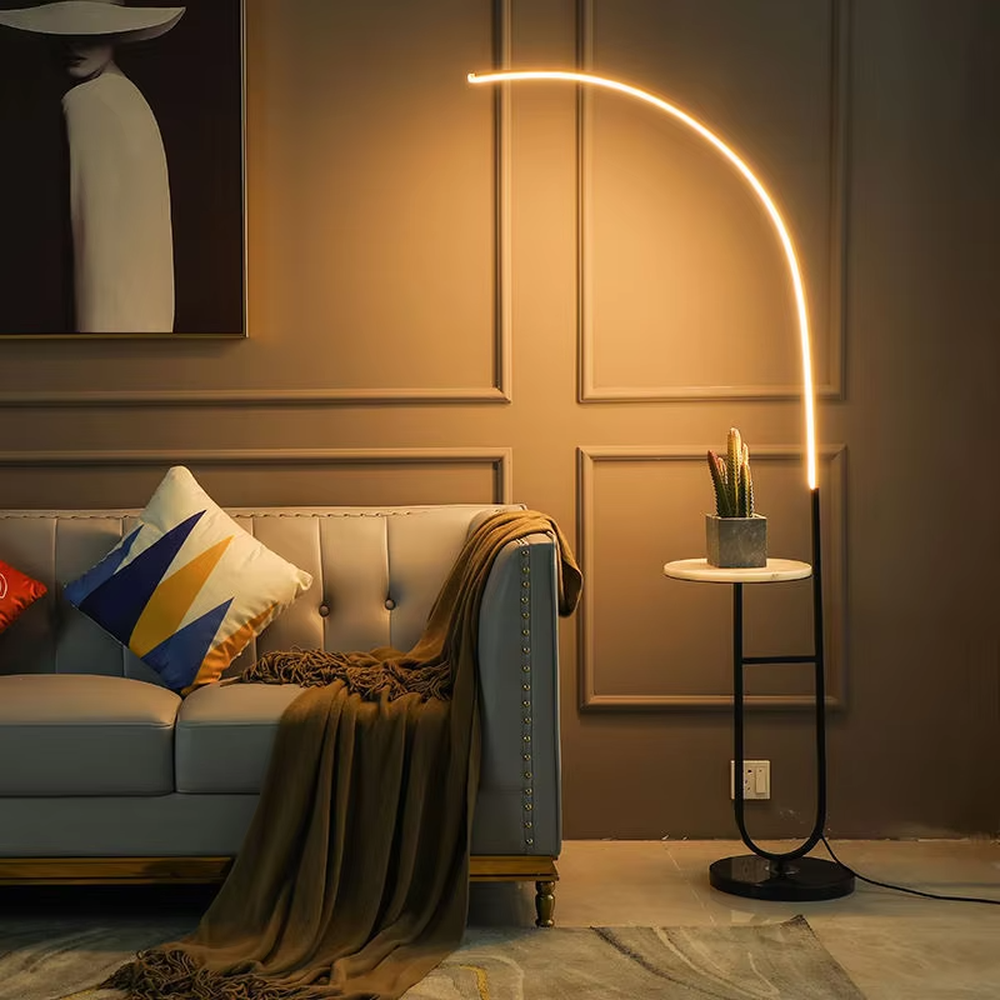 Modern curved LED strip floor lamp with side table, black metal stand + round small side table, warm light curved strip, creating a minimalist high-end atmosphere.