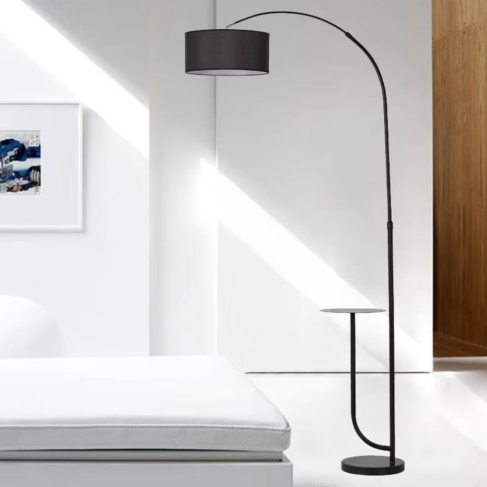 Minimalist black metal curved floor lamp with side table, black metal stand + black fabric lampshade + matching small side table, soft light, creating a minimalist high-end home atmosphere.