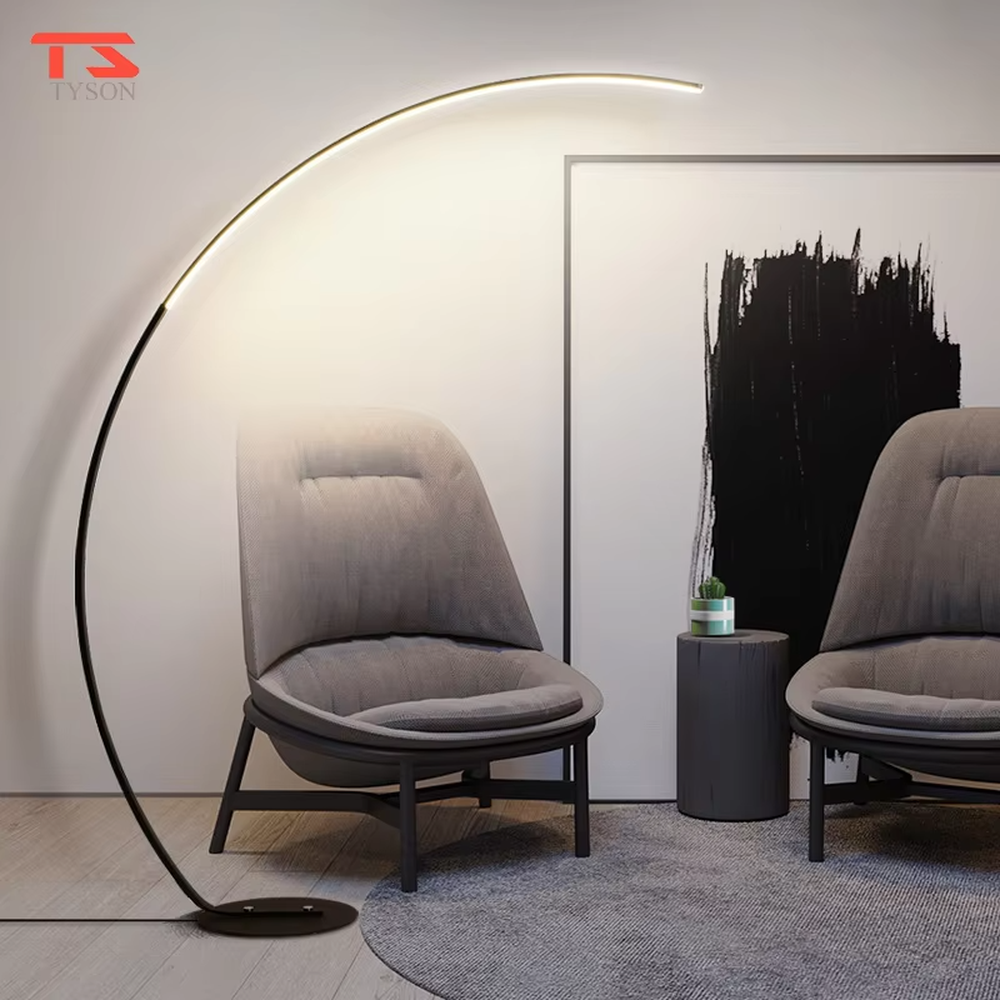 Modern minimalist black metal curved strip LED floor lamp, black metal curved stand + strip LED lamp body + soft warm light, creating a simple high-end home atmosphere.