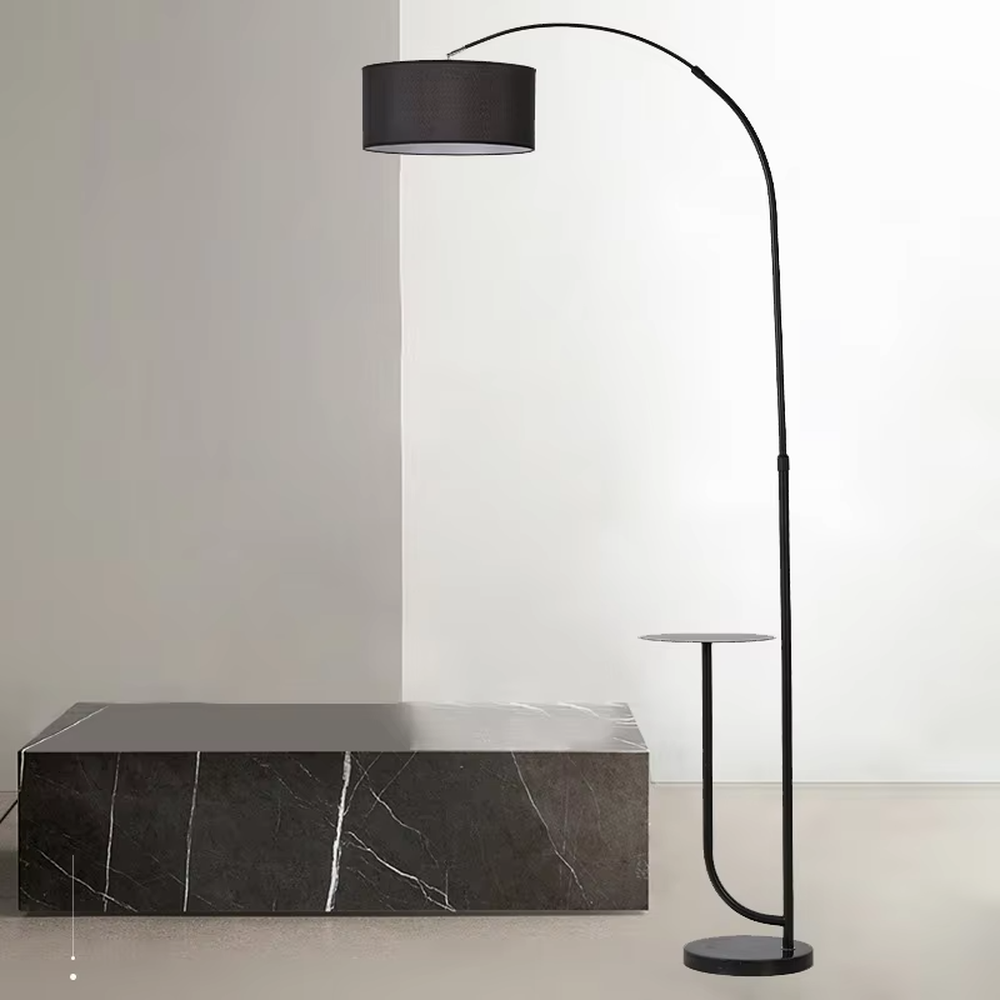 Minimalist black metal curved floor lamp with side table, black metal stand + black fabric lampshade + matching small side table, soft light, creating a minimalist high-end home atmosphere.