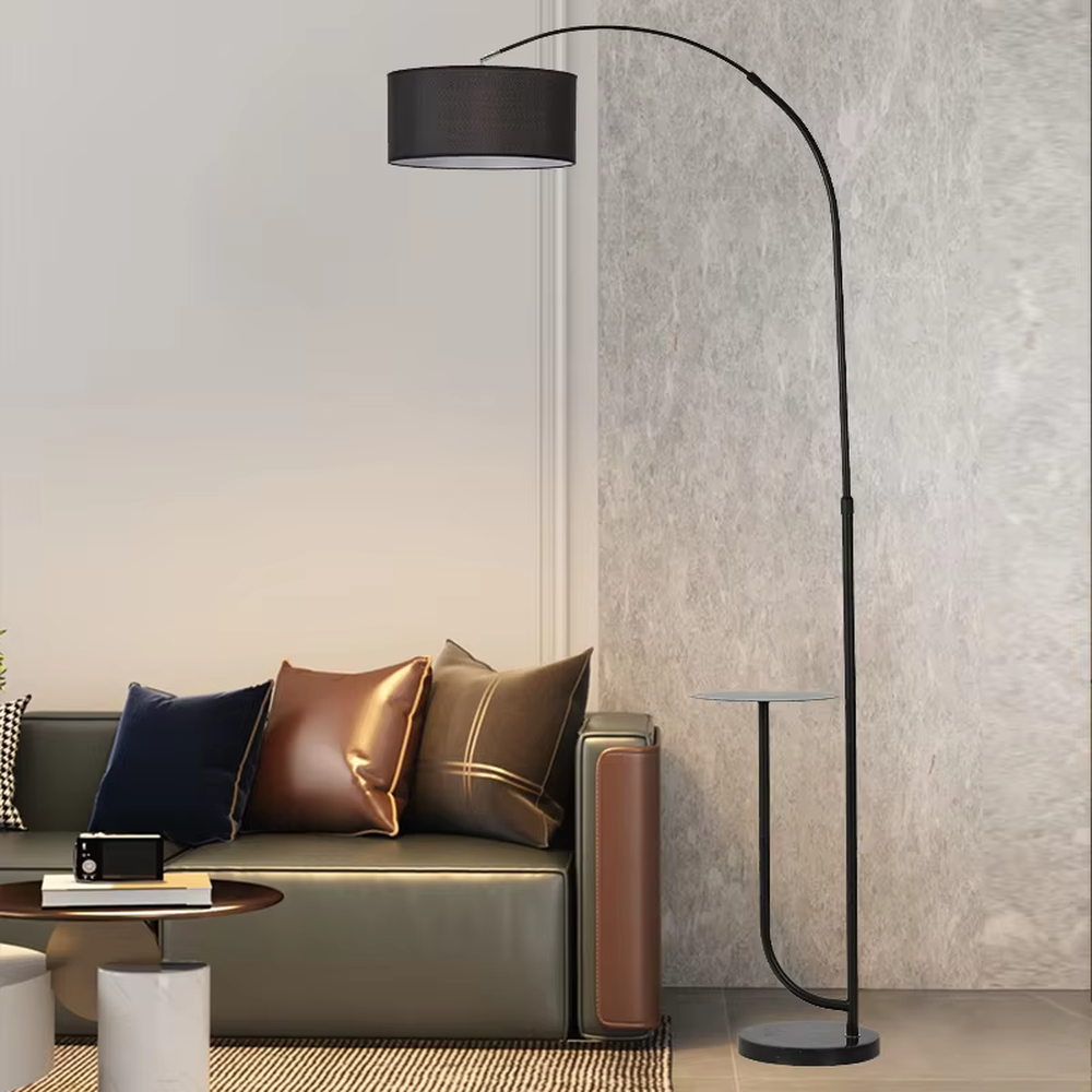 Minimalist black metal curved floor lamp with side table, black metal stand + black fabric lampshade + matching small side table, soft light, creating a minimalist high-end home atmosphere.