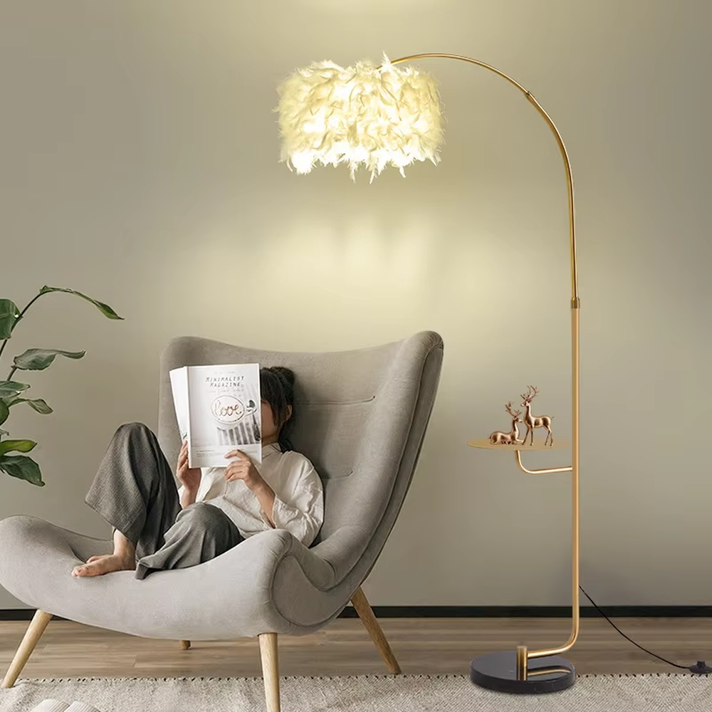 Light luxury golden curved stand feather lampshade floor lamp (with small side table), soft warm feather lampshade + golden metal stand + storage small table, soft hazy light, creating a warm healing home atmosphere.