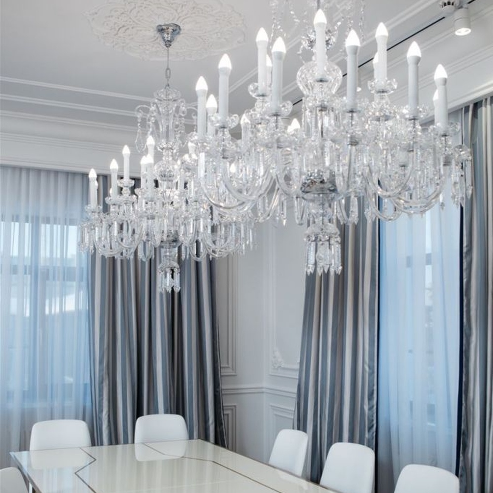 This is a European court-style large chandelier, composed of densely packed transparent crystal pendants and candle-style lamp arms, brilliant and luxurious, with both decorative and lighting functions, ideal for high-end indoor spaces such as villa living rooms and banquet halls.