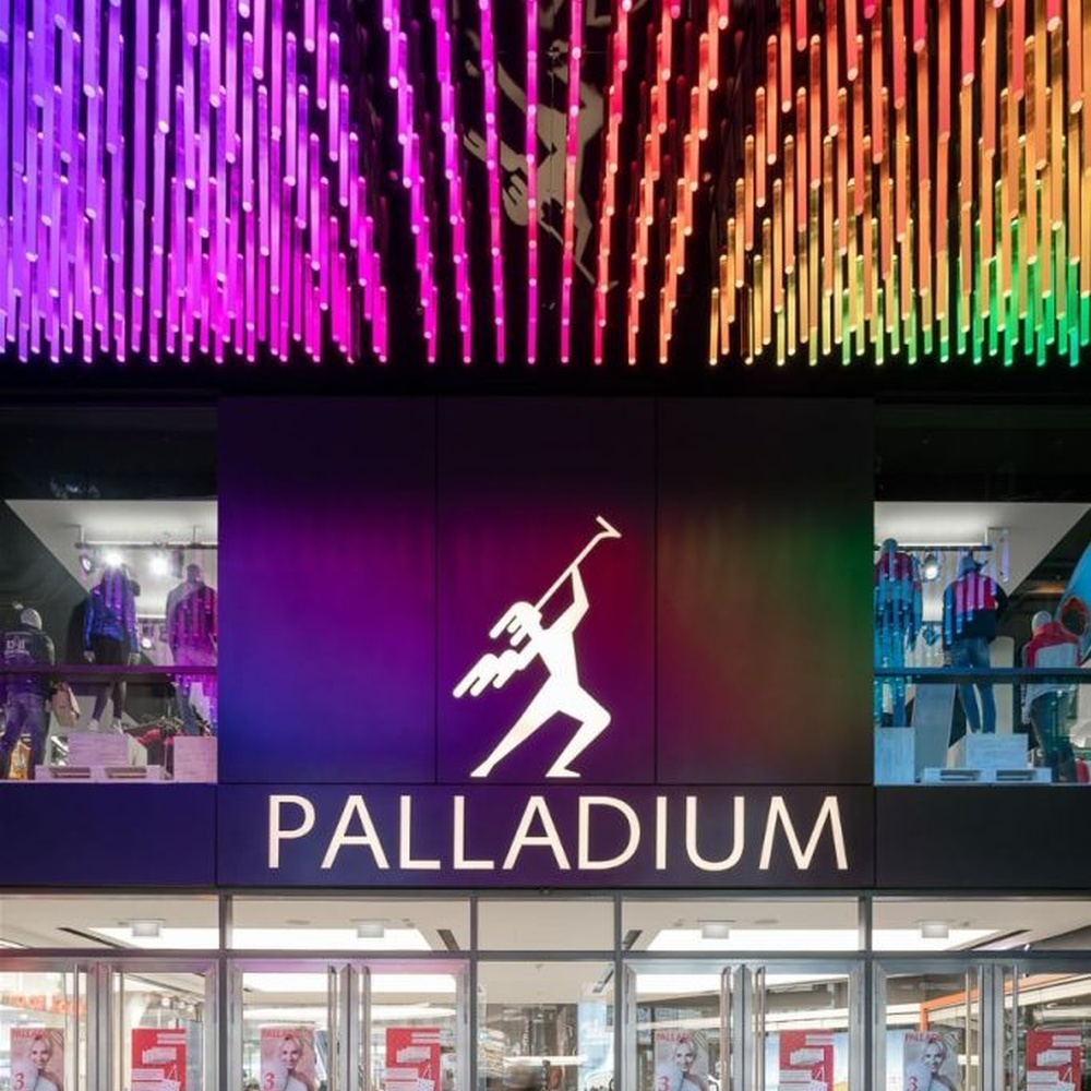 This is an immersive LED pendant light array, composed of densely arranged purple gradient LED light strips arranged vertically, presenting a flowing starry sky effect, with both decorative and atmosphere-creating functions, ideal for trendy commercial spaces such as brand stores and commercial entrances.
