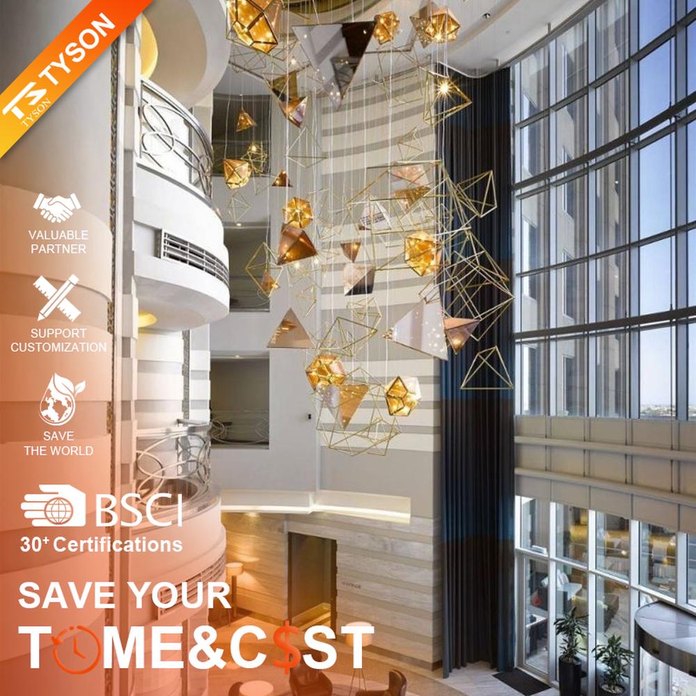This modern geometric art chandelier is composed of intertwined gold metal lines forming an abstract frame, paired with geometric-shaped liuli/acrylic ornaments. Light refracts through them to emit a brilliant halo, serving both lighting and installation art purposes, suitable for high-ceiling commercial spaces such as hotel lobbies and high-end clubs.