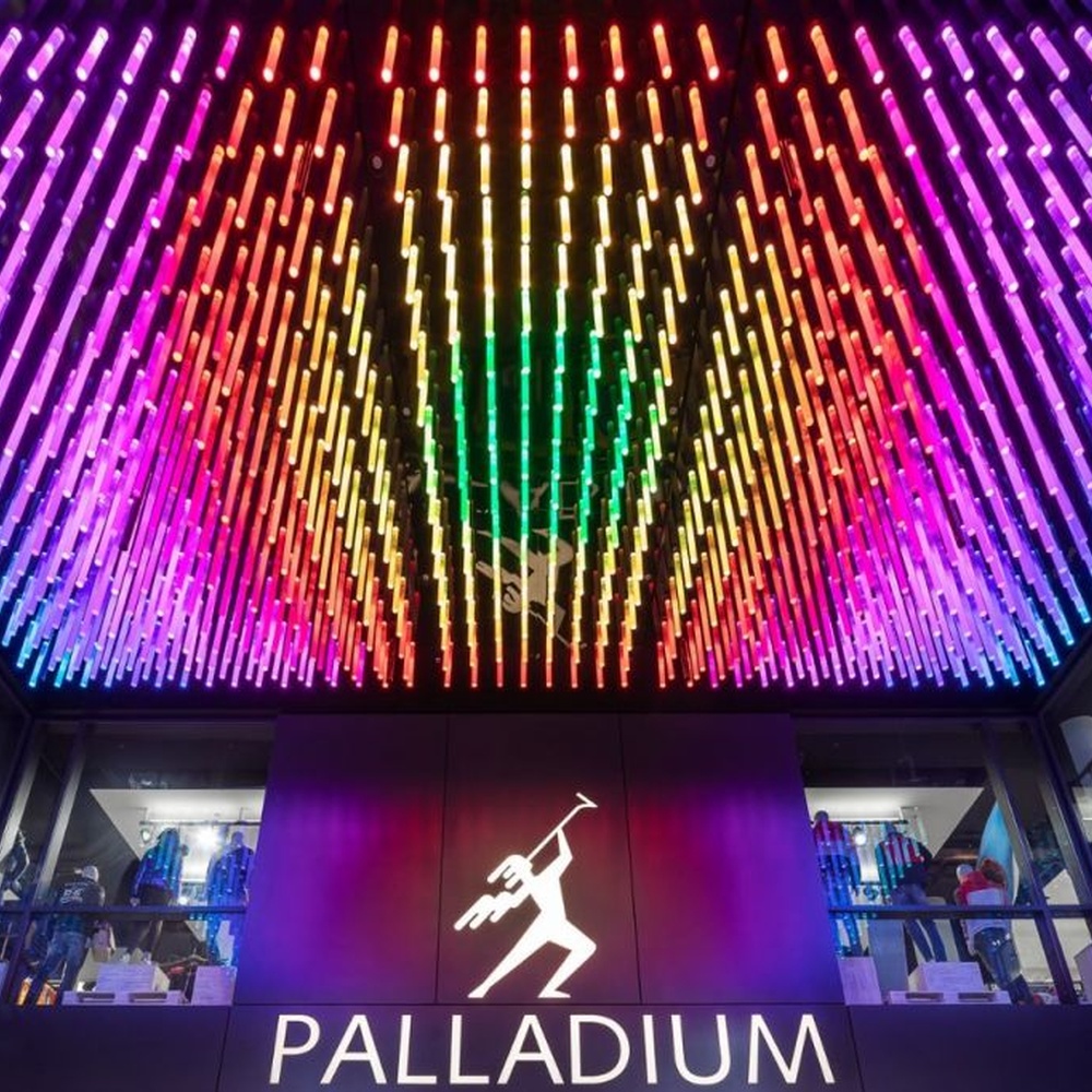 This is an immersive LED pendant light array, composed of densely arranged purple gradient LED light strips arranged vertically, presenting a flowing starry sky effect, with both decorative and atmosphere-creating functions, ideal for trendy commercial spaces such as brand stores and commercial entrances.
