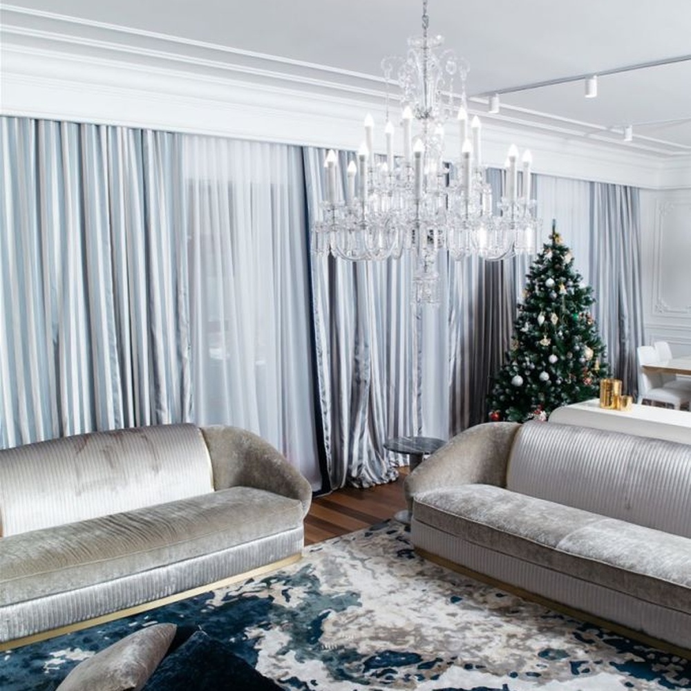 This is a European court-style large chandelier, composed of densely packed transparent crystal pendants and candle-style lamp arms, brilliant and luxurious, with both decorative and lighting functions, ideal for high-end indoor spaces such as villa living rooms and banquet halls.