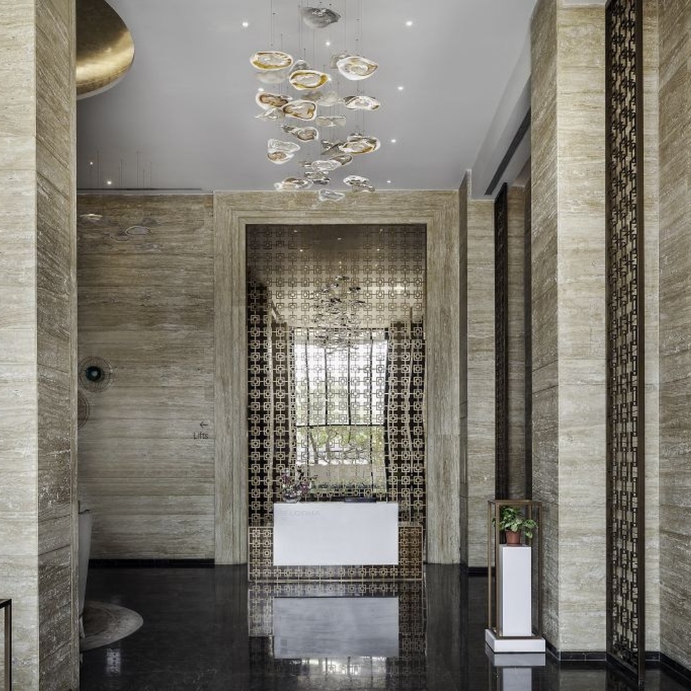 This modern art cloud-slice chandelier consists of irregular transparent and gold cloud-shaped ornaments hung staggered, as light as floating clouds. Light passes through the ornaments to emit a soft and transparent halo, serving both lighting and decorative purposes, suitable for high-end commercial spaces such as luxury sales offices and clubs.