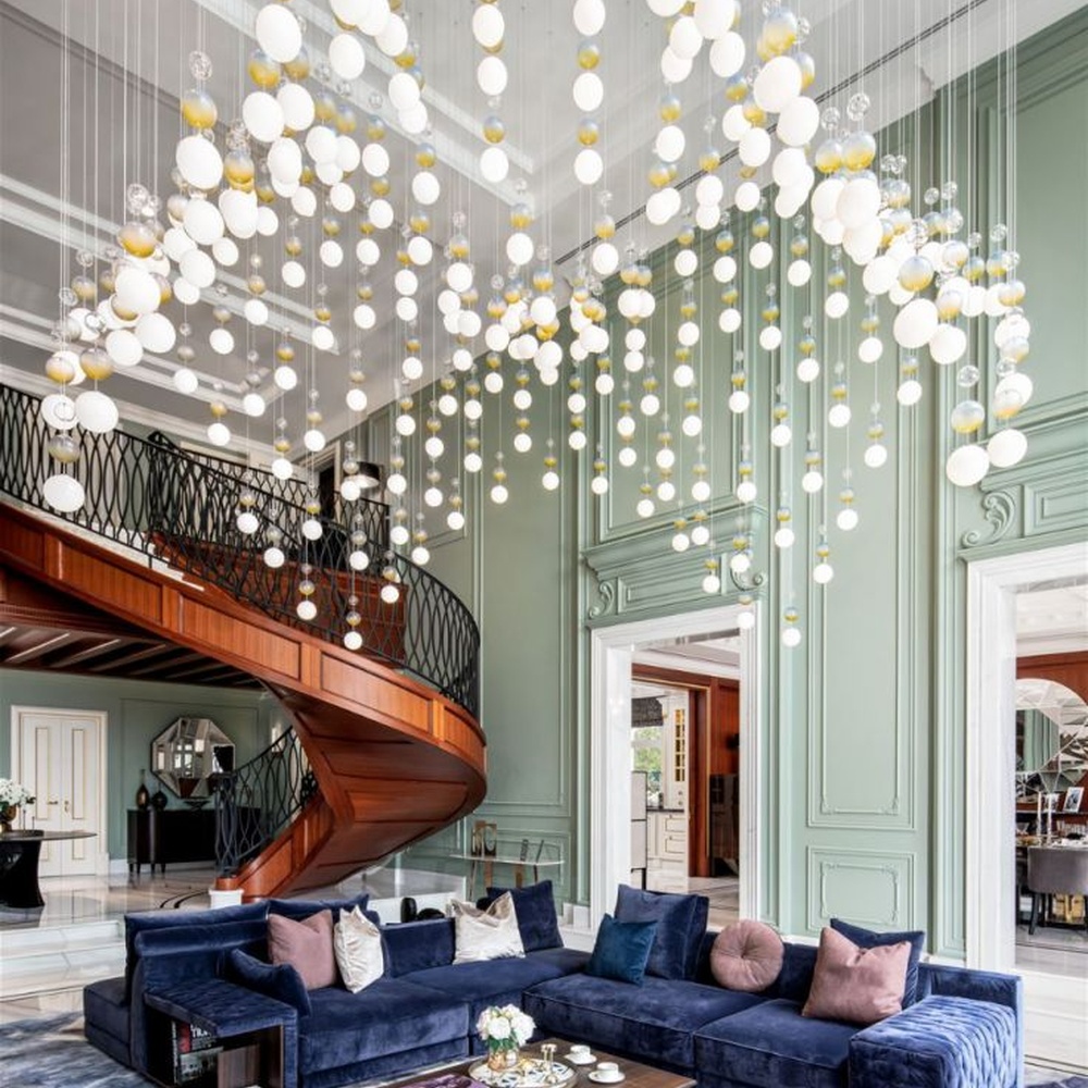 Modern Art Spherical Pendant Chandelier, Composed of Numerous White and Amber Glass/Acrylic Spheres Hung in a Cascading Arrangement, Serves Both Lighting and Decorative Purposes, Ideal for High-Ceiling Villa Halls, Hotel Lobbies, High-End Clubs, etc.
