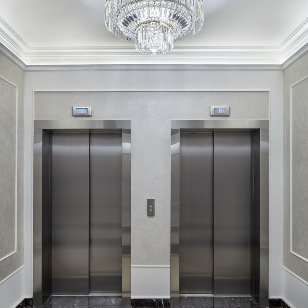 This European luxury oval crystal ceiling lamp features a gold metal frame paired with multiple layers of high-transparency faceted crystal strips. The crystals refract brilliant light, serving both core lighting and decorative purposes, suitable for high-end luxury spaces such as villa living rooms and hotel lobbies.