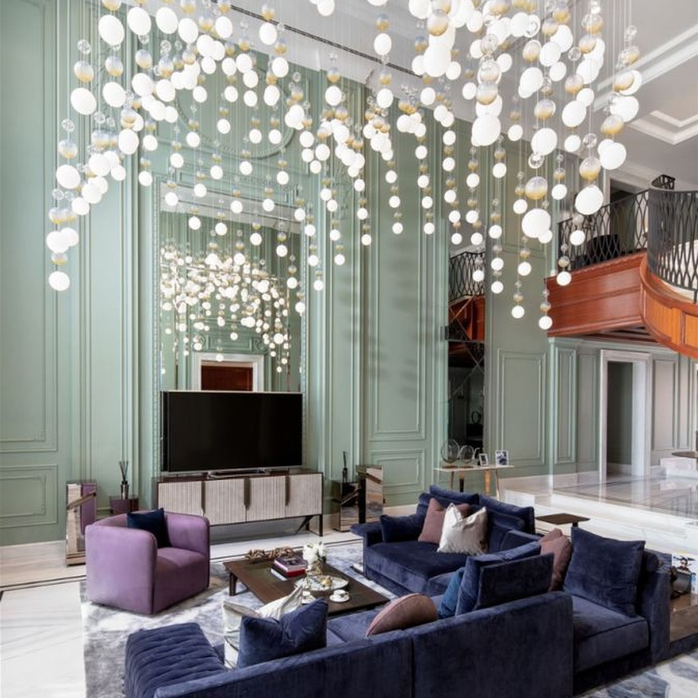 Modern Art Spherical Pendant Chandelier, Composed of Numerous White and Amber Glass/Acrylic Spheres Hung in a Cascading Arrangement, Serves Both Lighting and Decorative Purposes, Ideal for High-Ceiling Villa Halls, Hotel Lobbies, High-End Clubs, etc.