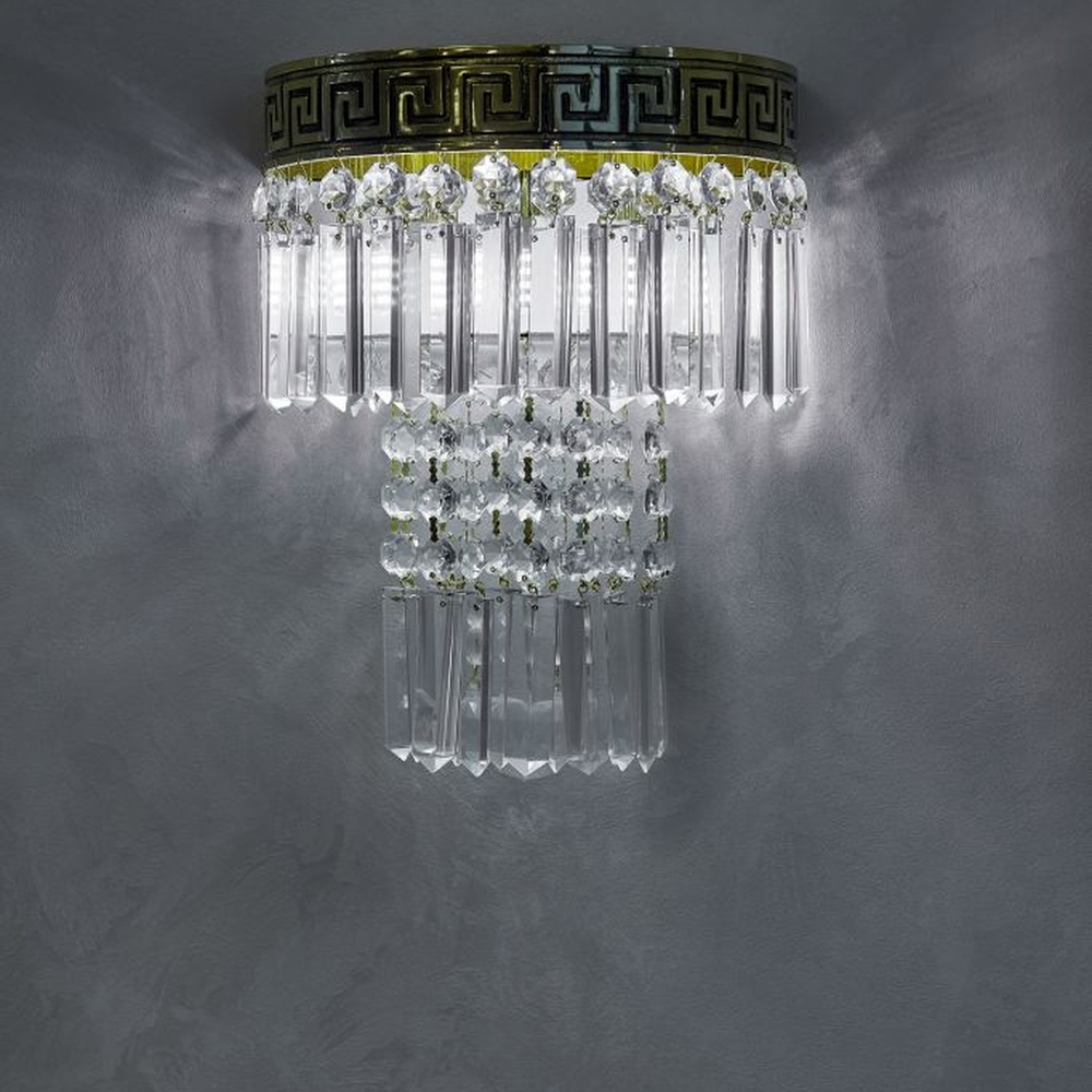 This European luxury oval crystal ceiling lamp features a gold metal frame paired with multiple layers of high-transparency faceted crystal strips. The crystals refract brilliant light, serving both core lighting and decorative purposes, suitable for high-end luxury spaces such as villa living rooms and hotel lobbies.
